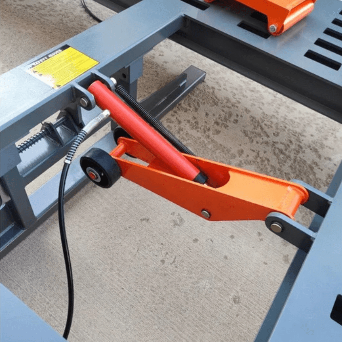 Hydraulic lifting arm and support structure on the Katool KT-299U Auto Body Frame Machine