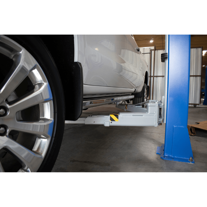 Lift arm pad positioned under Chevy Silverado on iDEAL TP10KAC-DX